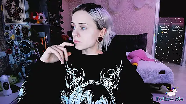 Snapshot of NaniMoore chatting on November 2025 08:08:02 PM NaniMoore online show from November 2025 08:08:02 PM