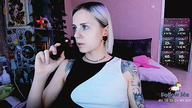 Snapshot of NaniMoore chatting on December 2025 08:05:01 PM NaniMoore online show from December 2025 08:05:01 PM