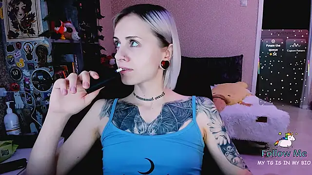 Snapshot of NaniMoore chatting on December 2025 10:04:01 PM NaniMoore online show from December 2025 10:04:01 PM