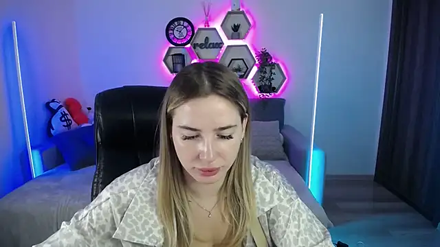 Snapshot of SabrinViolet chatting on September 2025 08:03:01 AM SabrinViolet online show from September 2025 08:03:01 AM