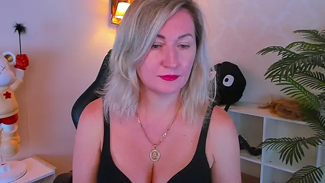 AriFleow online show from October 2025 11:42:01 AM