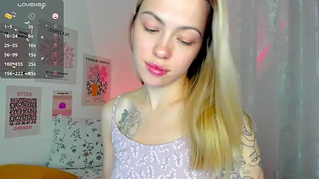 Snapshot of damn_cutie chatting on December 2024 08:39:01 PM damn cutie online show from December 2024 08:39:01 PM