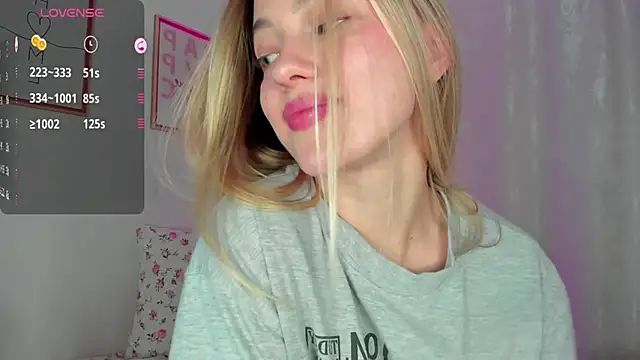 Snapshot of damn_cutie chatting on March 2025 12:30:01 AM damn cutie online show from March 2025 12:30:01 AM
