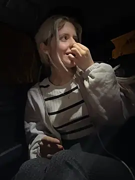 Snapshot of Holly-Glamour chatting on March 2026 11:33:01 PM Holly-Glamour online show from March 2026 11:33:01 PM