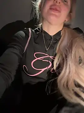 Snapshot of Holly-Glamour chatting on March 2026 10:35:02 PM Holly-Glamour online show from March 2026 10:35:02 PM