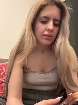 Snapshot of Holly-Glamour chatting on March 2026 07:25:02 AM Holly-Glamour online show from March 2026 07:25:02 AM