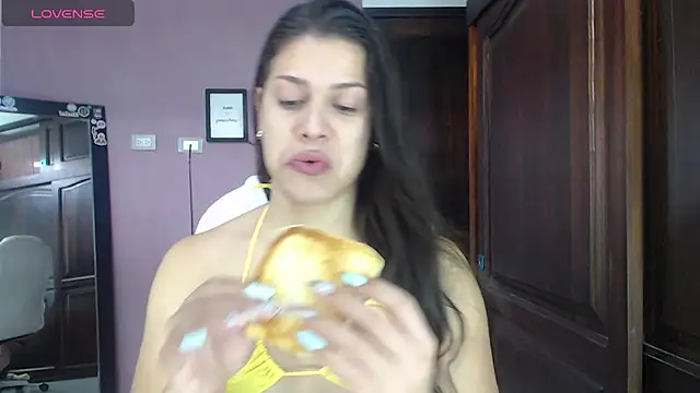 Snapshot of Luciana_Ortiz1 chatting on December 2024 03:52:01 PM Luciana Ortiz1 online show from December 2024 03:52:01 PM