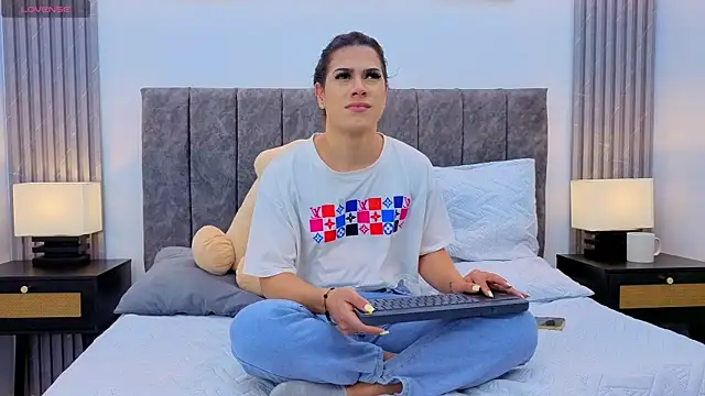 Snapshot of Luciana_Ortiz1 chatting on November 2025 02:05:02 PM Luciana Ortiz1 online show from November 2025 02:05:02 PM