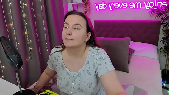 Snapshot of FeralPeach chatting on December 2024 08:33:02 AM FeralPeach online show from December 2024 08:33:02 AM