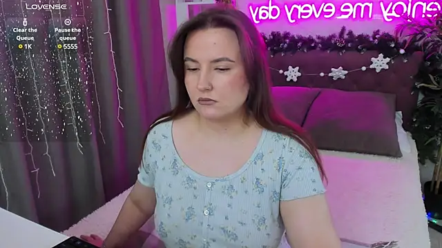 Snapshot of FeralPeach chatting on January 2025 08:33:01 AM FeralPeach online show from January 2025 08:33:01 AM