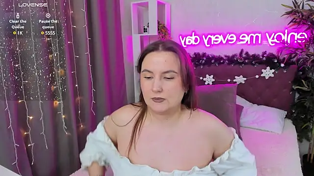 Snapshot of FeralPeach chatting on January 2025 12:10:01 PM FeralPeach online show from January 2025 12:10:01 PM