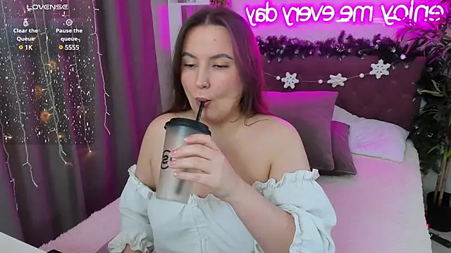 Snapshot of FeralPeach chatting on January 2025 10:06:02 AM FeralPeach online show from January 2025 10:06:02 AM