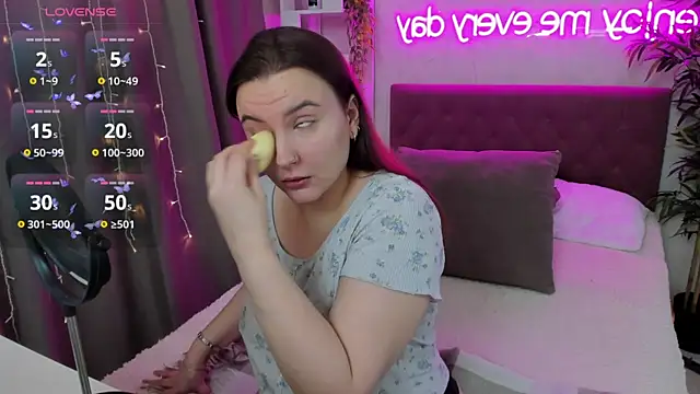 Snapshot of FeralPeach chatting on February 2025 06:04:01 AM FeralPeach online show from February 2025 06:04:01 AM