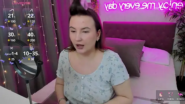 Snapshot of FeralPeach chatting on February 2025 04:36:01 AM FeralPeach online show from February 2025 04:36:01 AM