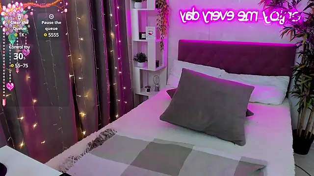 Snapshot of FeralPeach chatting on March 2025 09:28:01 AM FeralPeach online show from March 2025 09:28:01 AM