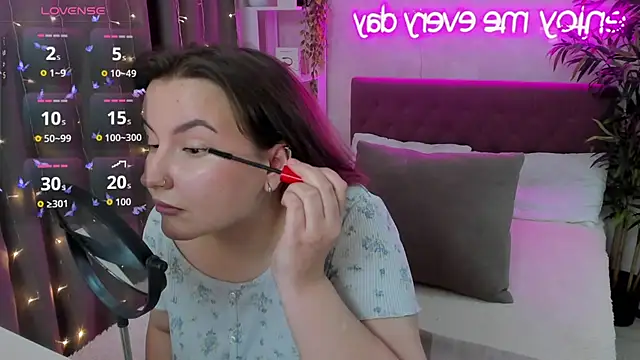 Snapshot of FeralPeach chatting on September 2025 04:34:02 AM FeralPeach online show from September 2025 04:34:02 AM