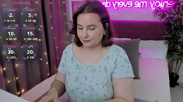 Snapshot of FeralPeach chatting on September 2025 05:29:02 AM FeralPeach online show from September 2025 05:29:02 AM