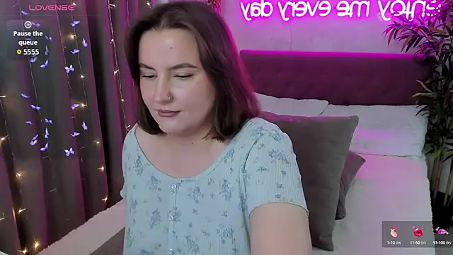 Snapshot of FeralPeach chatting on September 2025 06:13:01 AM FeralPeach online show from September 2025 06:13:01 AM