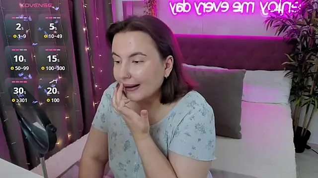 Snapshot of FeralPeach chatting on September 2025 03:41:02 AM FeralPeach online show from September 2025 03:41:02 AM