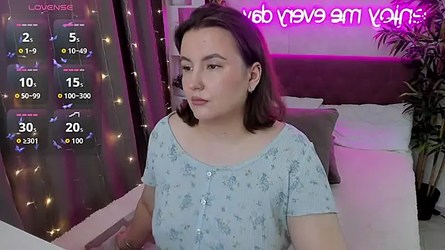 Snapshot of FeralPeach chatting on September 2025 03:43:02 AM FeralPeach online show from September 2025 03:43:02 AM