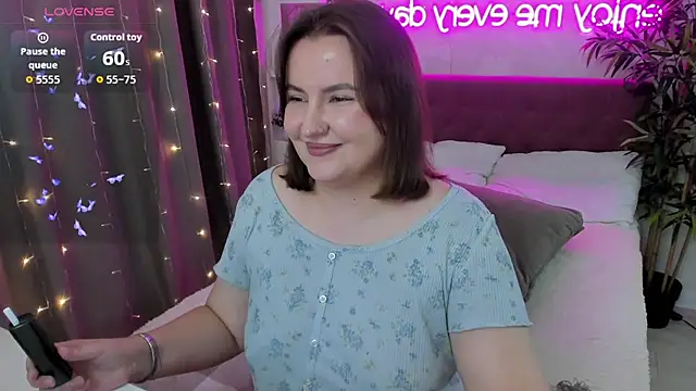 Snapshot of FeralPeach chatting on October 2025 04:51:02 AM FeralPeach online show from October 2025 04:51:02 AM