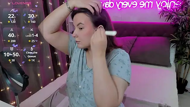 Snapshot of FeralPeach chatting on October 2025 05:15:01 AM FeralPeach online show from October 2025 05:15:01 AM