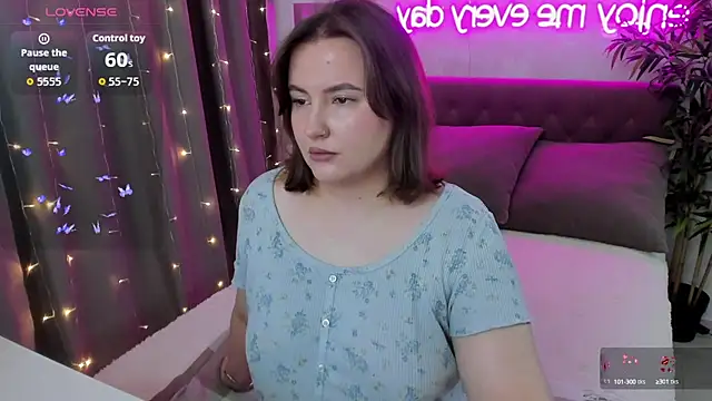 Snapshot of FeralPeach chatting on October 2025 03:48:01 AM FeralPeach online show from October 2025 03:48:01 AM