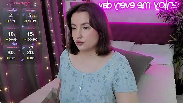 Snapshot of FeralPeach chatting on October 2025 04:55:02 AM FeralPeach online show from October 2025 04:55:02 AM