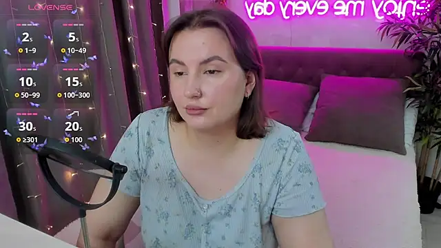 Snapshot of FeralPeach chatting on October 2025 04:21:02 AM FeralPeach online show from October 2025 04:21:02 AM