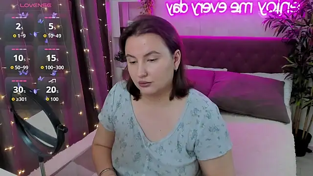 Snapshot of FeralPeach chatting on October 2025 05:06:01 AM FeralPeach online show from October 2025 05:06:01 AM