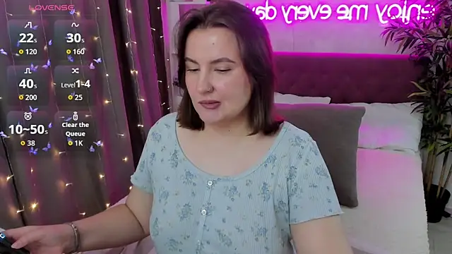 Snapshot of FeralPeach chatting on October 2025 05:29:01 AM FeralPeach online show from October 2025 05:29:01 AM