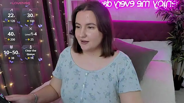 Snapshot of FeralPeach chatting on October 2025 07:00:02 AM FeralPeach online show from October 2025 07:00:02 AM