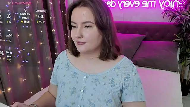 Snapshot of FeralPeach chatting on October 2025 05:10:02 AM FeralPeach online show from October 2025 05:10:02 AM