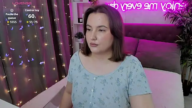 Snapshot of FeralPeach chatting on October 2025 04:56:01 AM FeralPeach online show from October 2025 04:56:01 AM