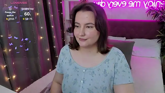 Snapshot of FeralPeach chatting on October 2025 05:37:02 AM FeralPeach online show from October 2025 05:37:02 AM