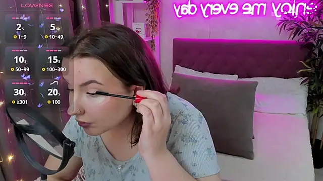 Snapshot of FeralPeach chatting on October 2025 05:04:02 AM FeralPeach online show from October 2025 05:04:02 AM