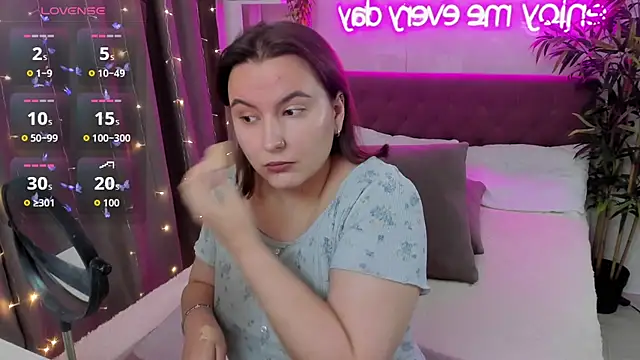 Snapshot of FeralPeach chatting on October 2025 05:13:01 AM FeralPeach online show from October 2025 05:13:01 AM