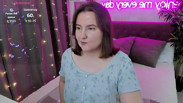 Snapshot of FeralPeach chatting on October 2025 06:37:01 AM FeralPeach online show from October 2025 06:37:01 AM