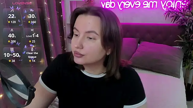 Snapshot of FeralPeach chatting on November 2025 06:57:02 AM FeralPeach online show from November 2025 06:57:02 AM