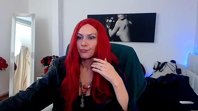 Snapshot of EvelynQueenn chatting on December 2024 05:05:02 AM EvelynQueenn online show from December 2024 05:05:02 AM