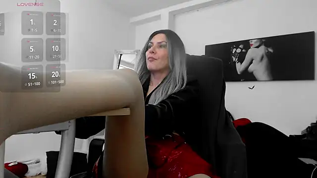 Snapshot of EvelynQueenn chatting on December 2024 11:55:02 AM EvelynQueenn online show from December 2024 11:55:02 AM