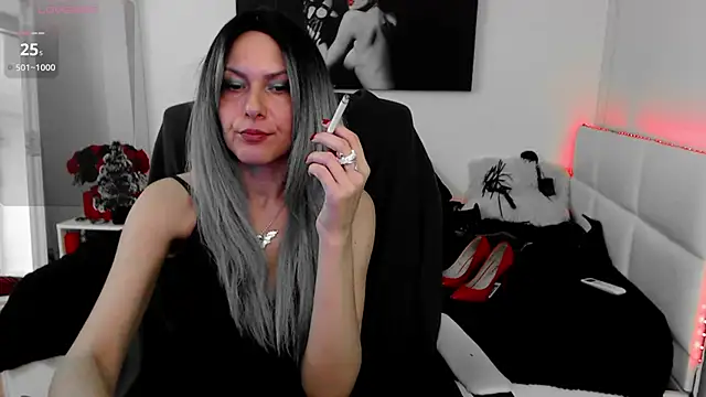 Snapshot of EvelynQueenn chatting on December 2024 05:18:02 AM EvelynQueenn online show from December 2024 05:18:02 AM