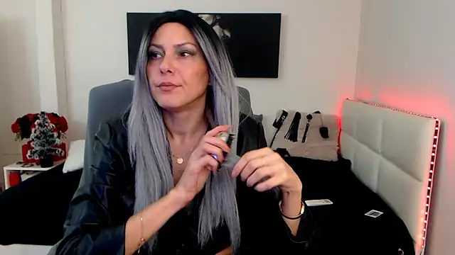 Snapshot of EvelynQueenn chatting on December 2024 06:11:01 AM EvelynQueenn online show from December 2024 06:11:01 AM