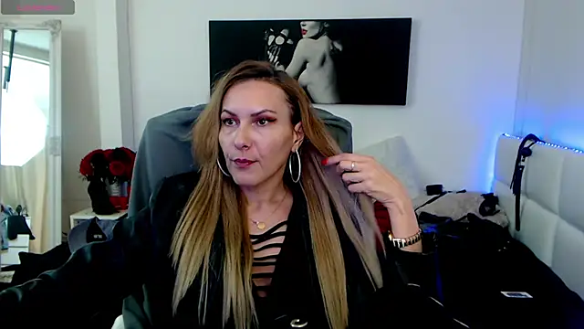 Snapshot of EvelynQueenn chatting on February 2025 10:36:02 AM EvelynQueenn online show from February 2025 10:36:02 AM