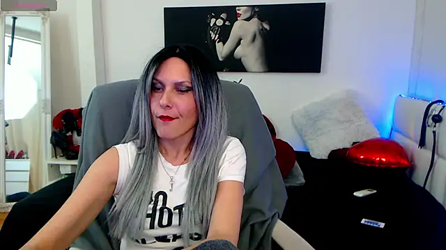 Snapshot of EvelynQueenn chatting on February 2025 01:19:02 PM EvelynQueenn online show from February 2025 01:19:02 PM
