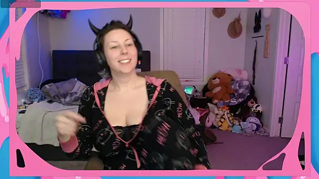 Snapshot of CirqueNoirBlu chatting on October 2025 03:20:02 AM CirqueNoirBlu online show from October 2025 03:20:02 AM