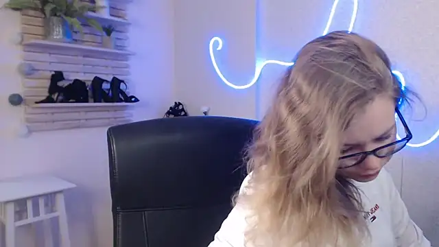 Snapshot of holly_xglam chatting on February 2025 02:28:02 AM holly xglam online show from February 2025 02:28:02 AM
