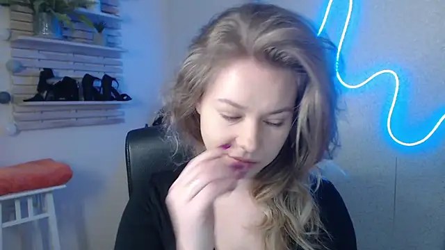 Snapshot of holly_xglam chatting on February 2025 08:05:02 AM holly xglam online show from February 2025 08:05:02 AM