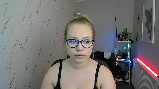 Snapshot of holly_xglam chatting on September 2025 04:51:02 PM holly xglam online show from September 2025 04:51:02 PM