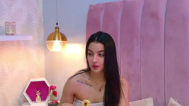 Snapshot of LeenaBrown chatting on June 2026 12:41:01 PM LeenaBrown online show from June 2026 12:41:01 PM